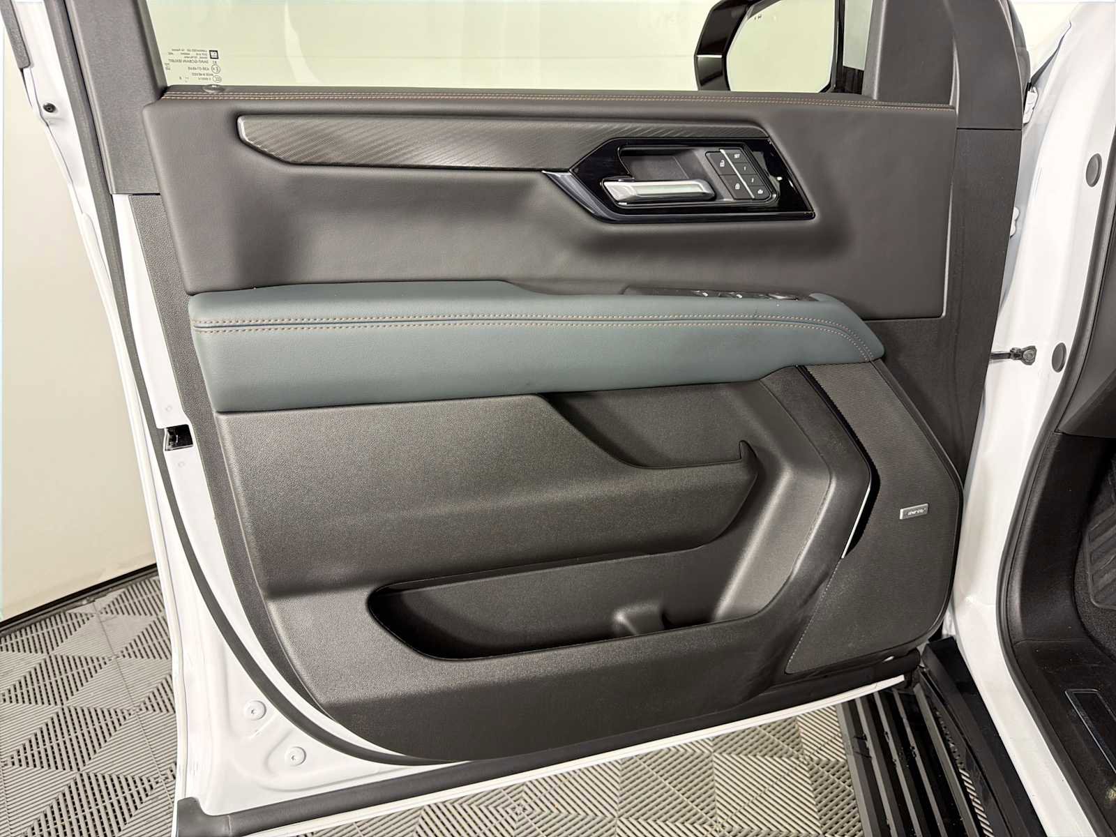 Certified 2025 GMC Yukon XL AT4 w/ AT4 Premium Plus Package image 9