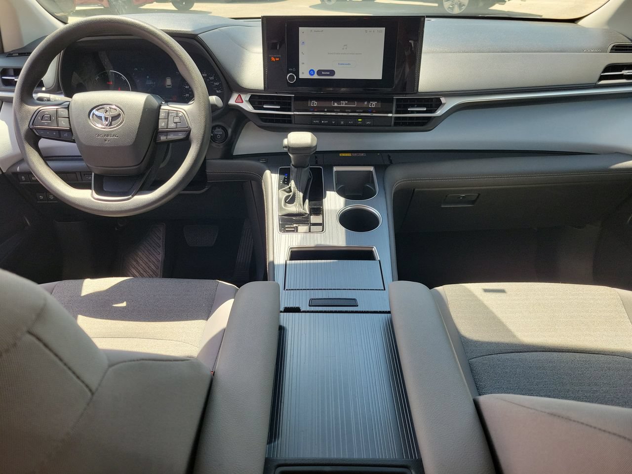 Used 2025 Toyota Sienna LE FWD image 13