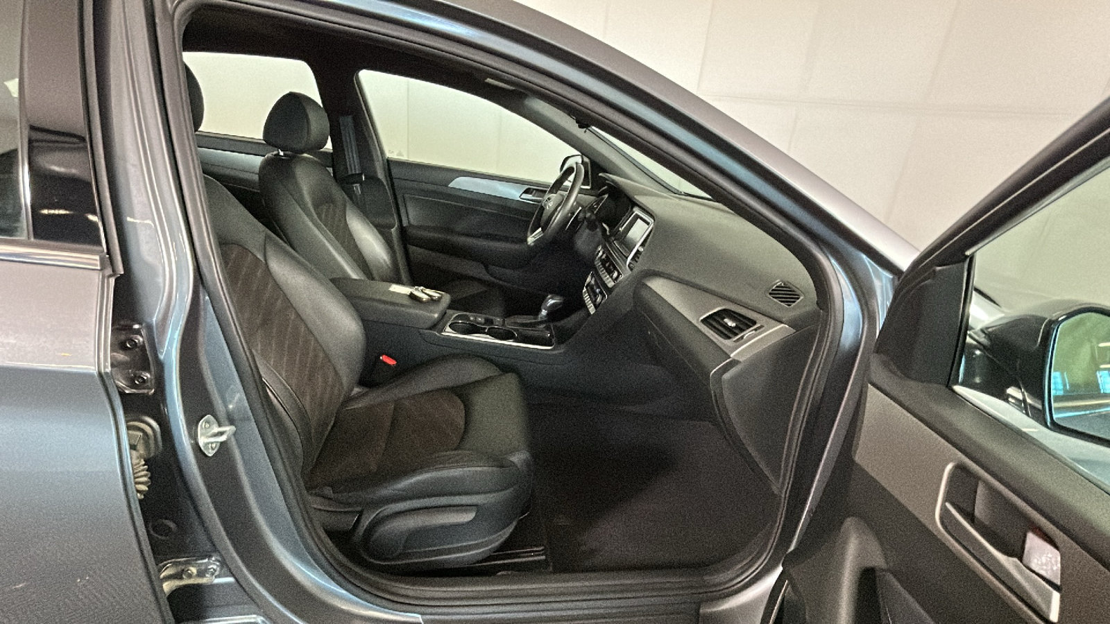 Used 2018 Hyundai Sonata Sport w/ Tech Package 05 FWD image 37