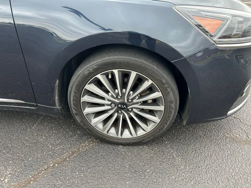 Used 2018 Kia Cadenza Premium image 2