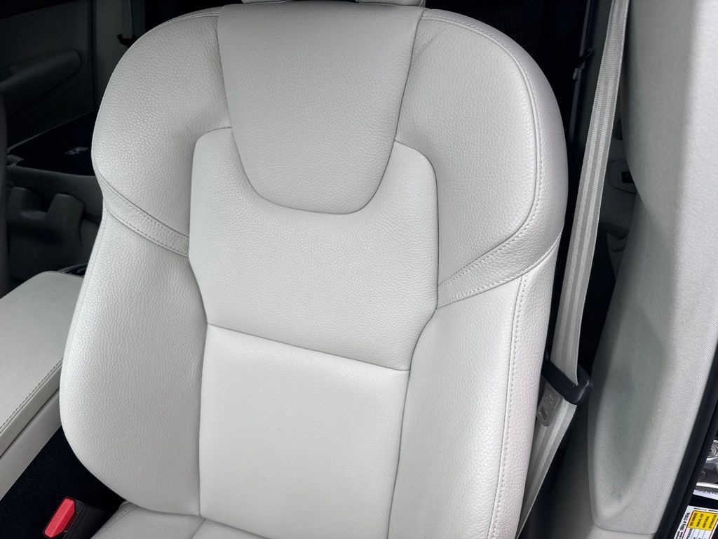 Used 2023 Volvo XC90 B6 Plus AWD/4WD image 32