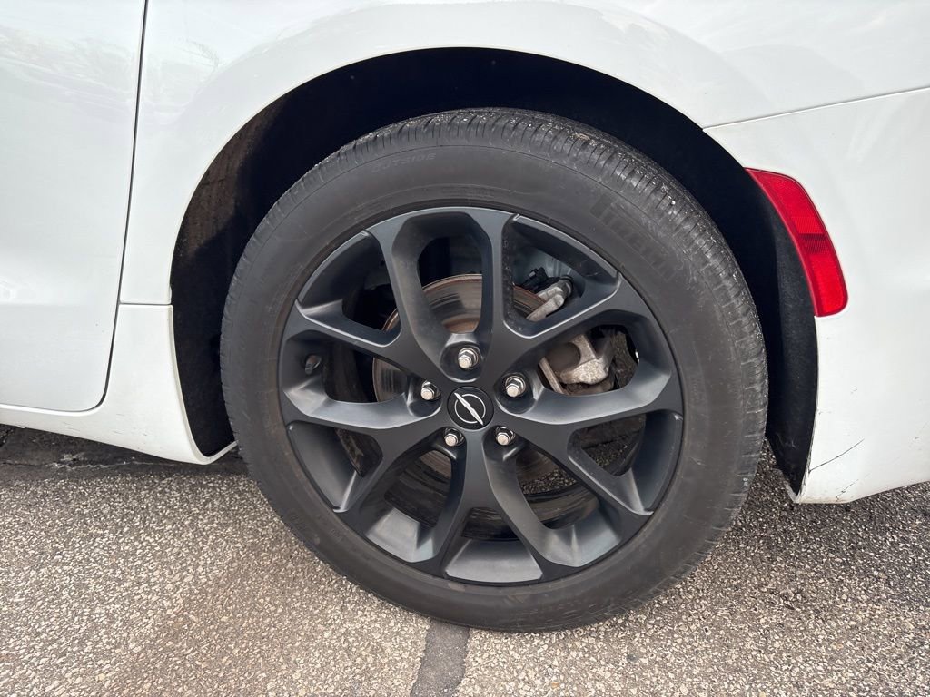 Used 2025 Chrysler Pacifica Limited image 5