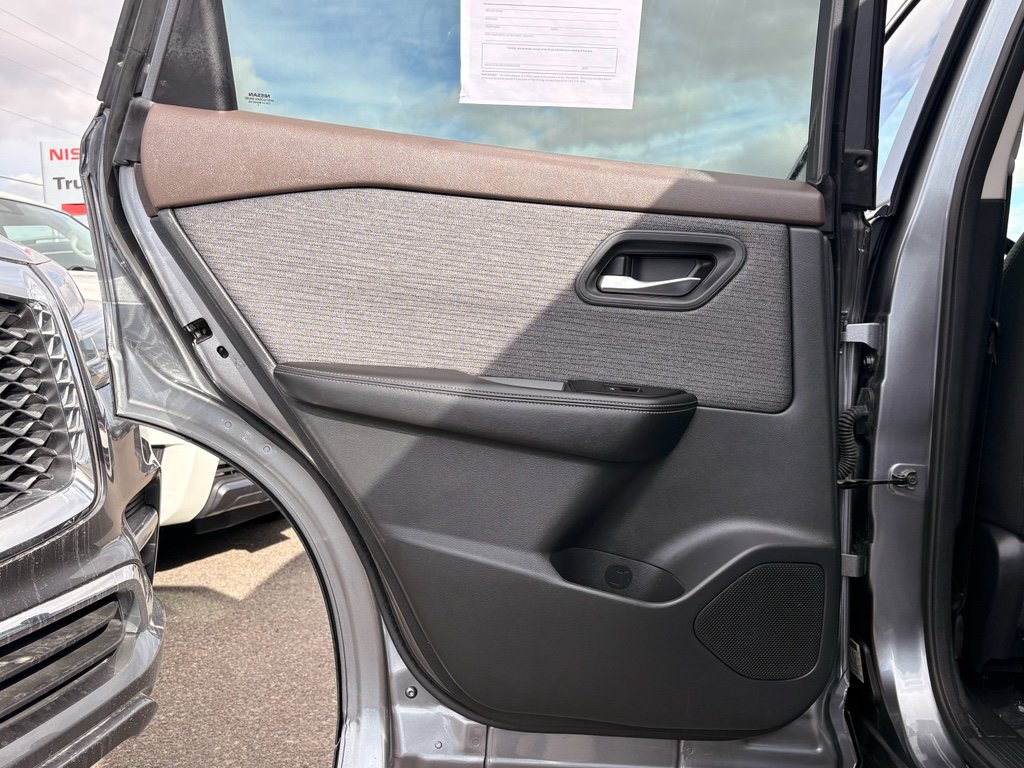 Used 2022 Nissan Rogue SV image 11