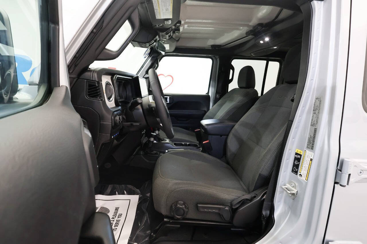 Used 2024 Jeep Wrangler Unlimited Sahara w/ Safety Group AWD/4WD image 15