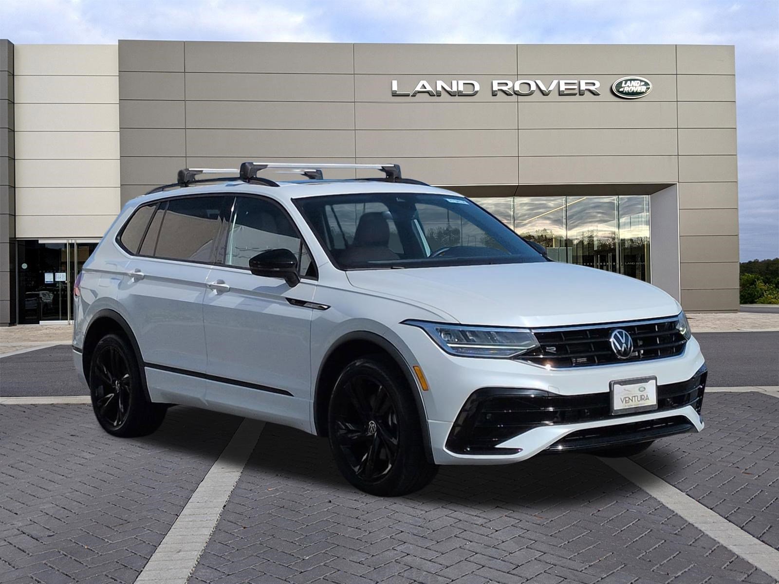 Used 2023 Volkswagen Tiguan SE R-Line image 3