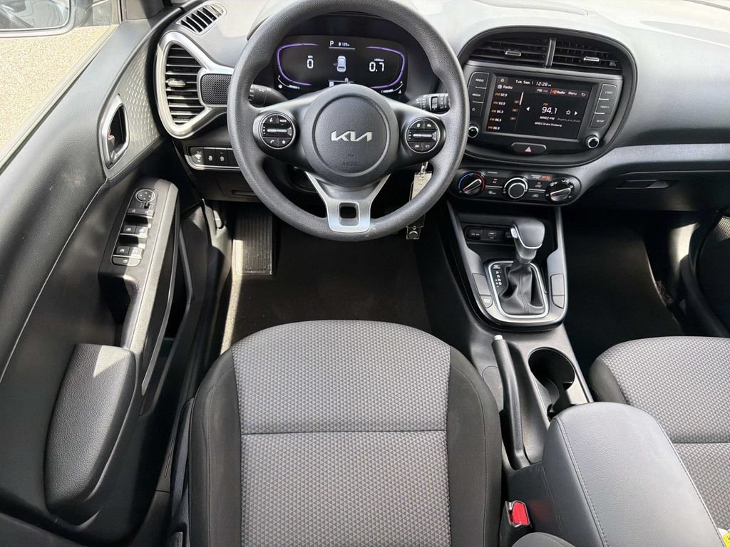 Used 2025 Kia Soul LX w/ LX Technology Package FWD image 9