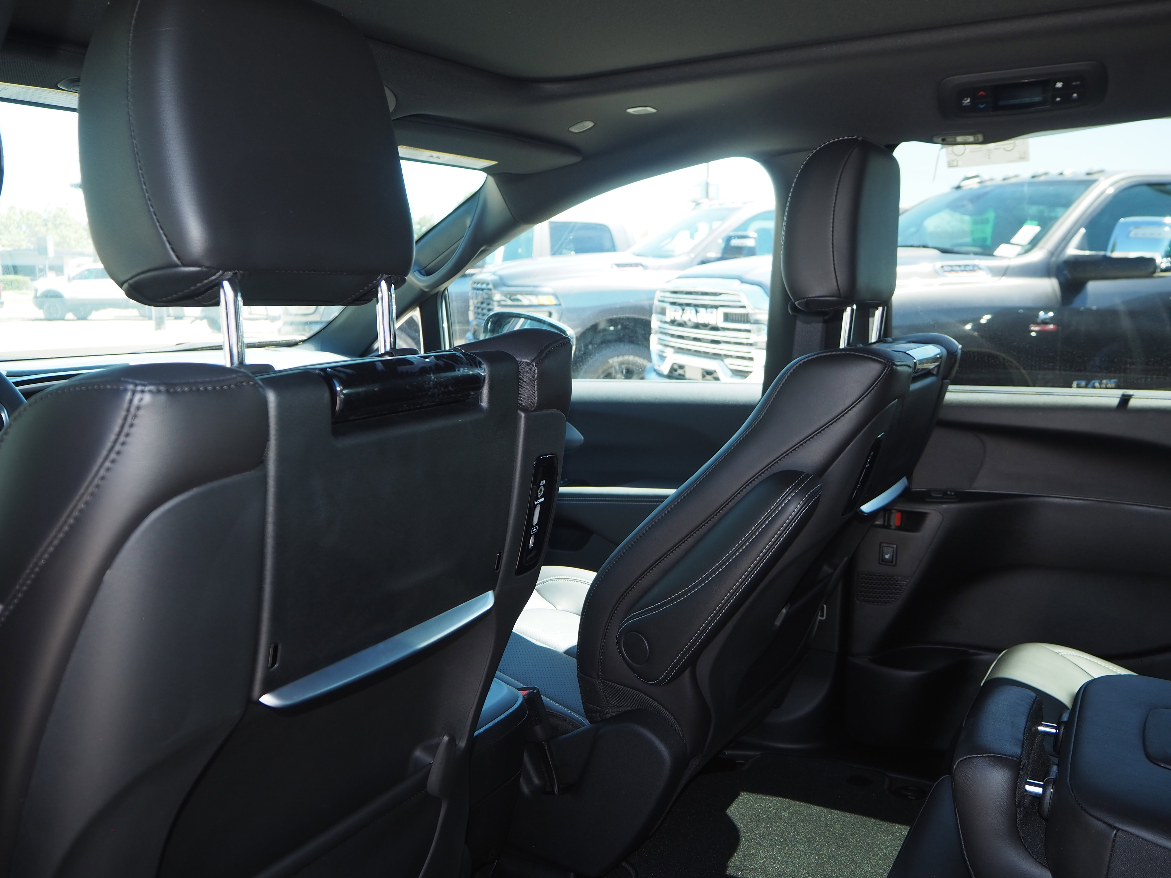 New 2025 Chrysler Pacifica Select w/ Uconnect Theater Family Group FWD image 17