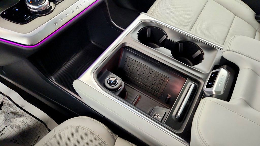 Used 2025 Ford Expedition Platinum image 17