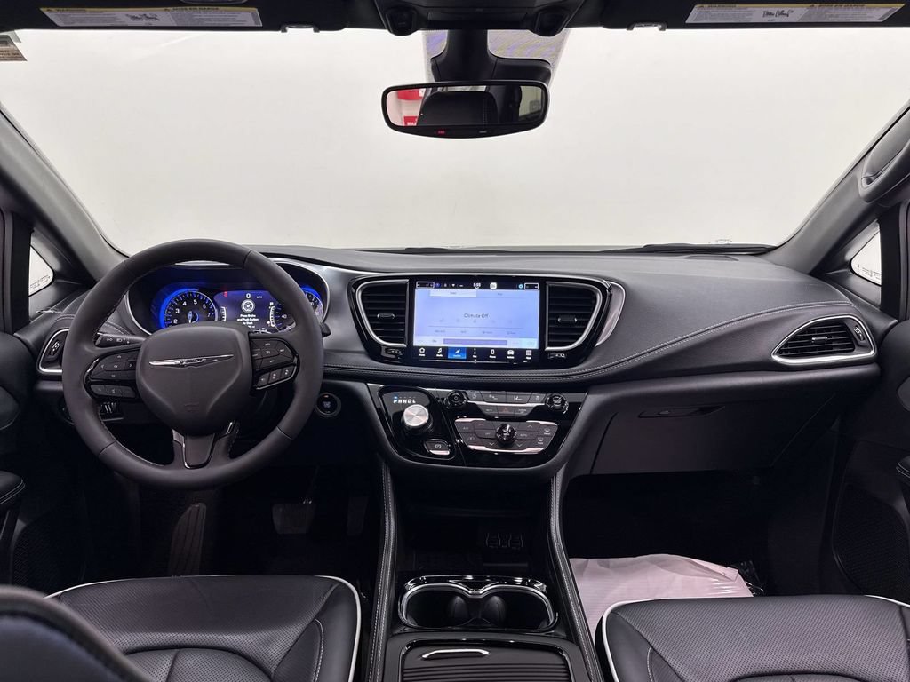 Used 2025 Chrysler Pacifica Limited FWD image 11