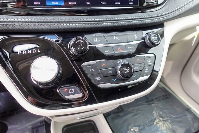 Used 2024 Chrysler Pacifica Select image 20