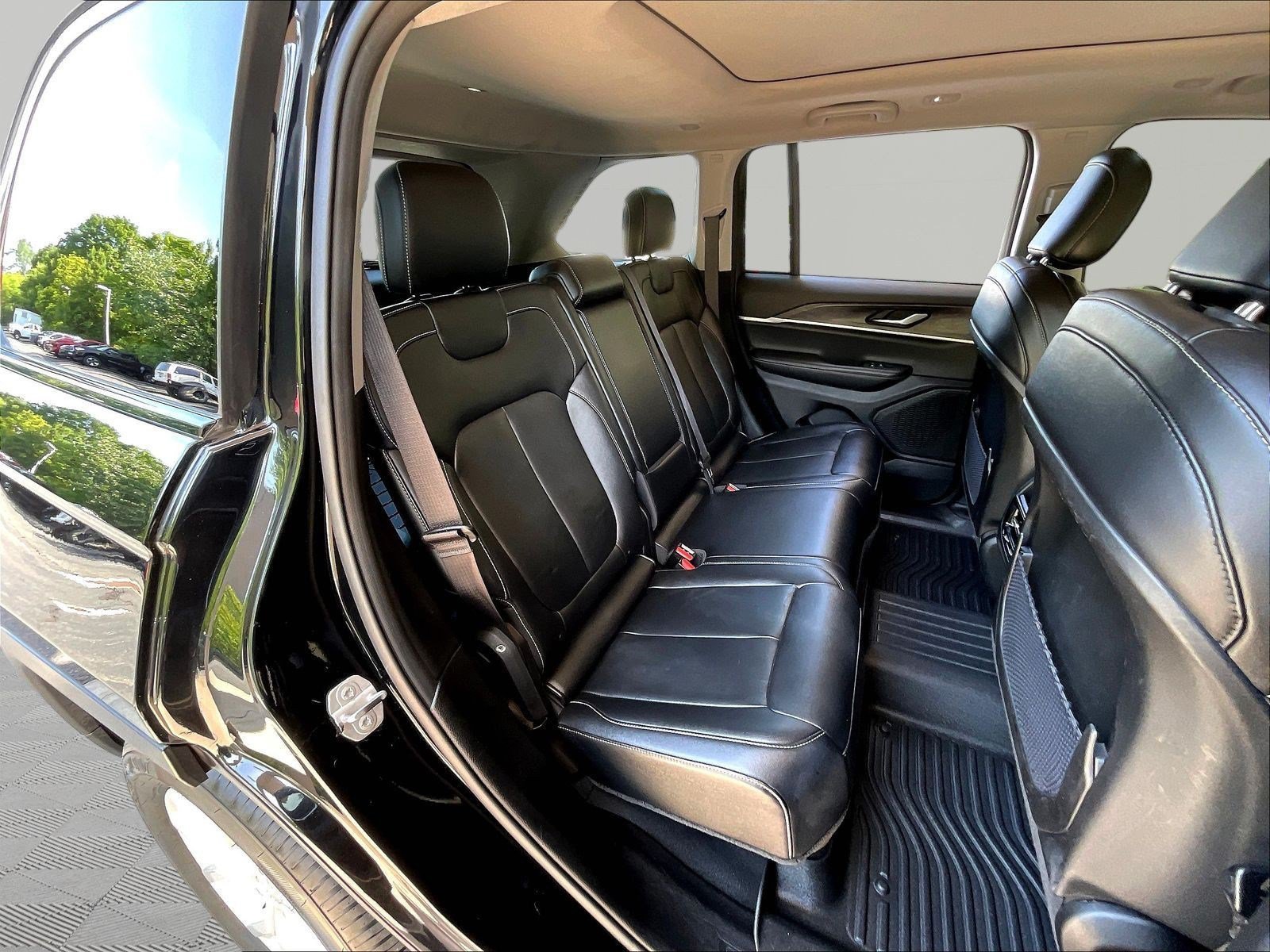 Used 2023 Jeep Grand Cherokee Limited AWD/4WD image 24
