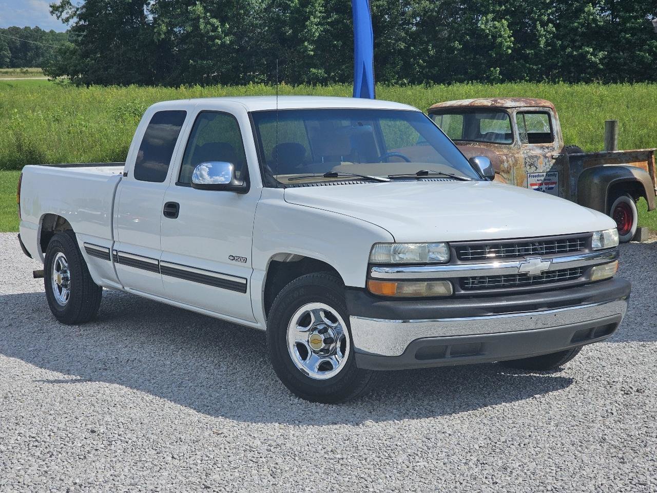 Used 2000 Chevrolet Silverado 1500 LS RWD image 2