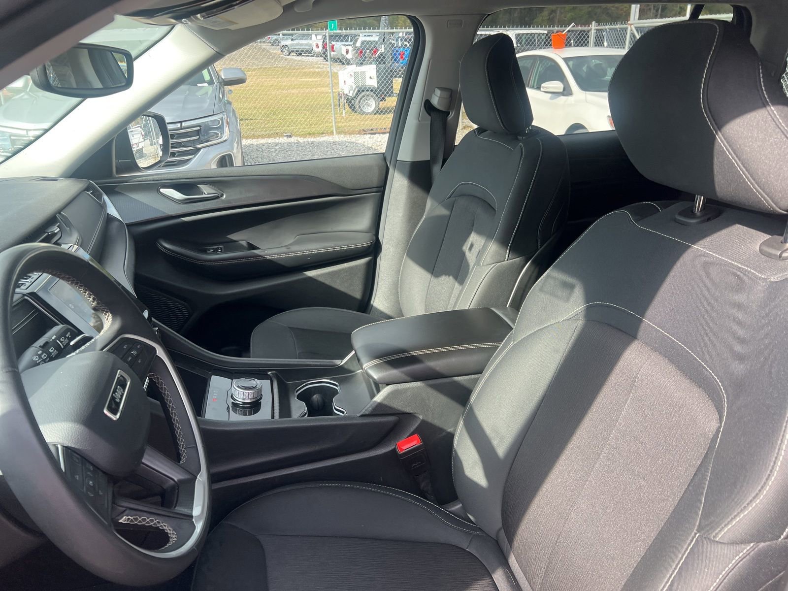 Used 2023 Jeep Grand Cherokee L Laredo image 8