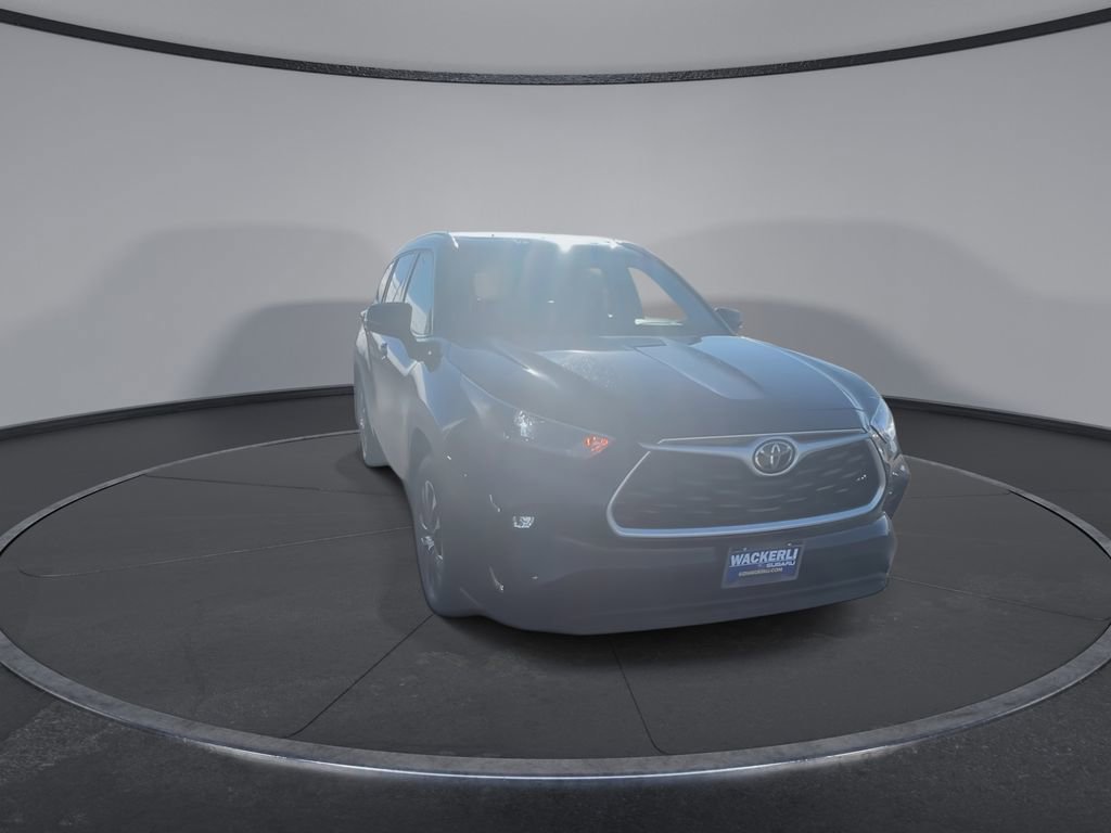 Used 2021 Toyota Highlander XLE image 3