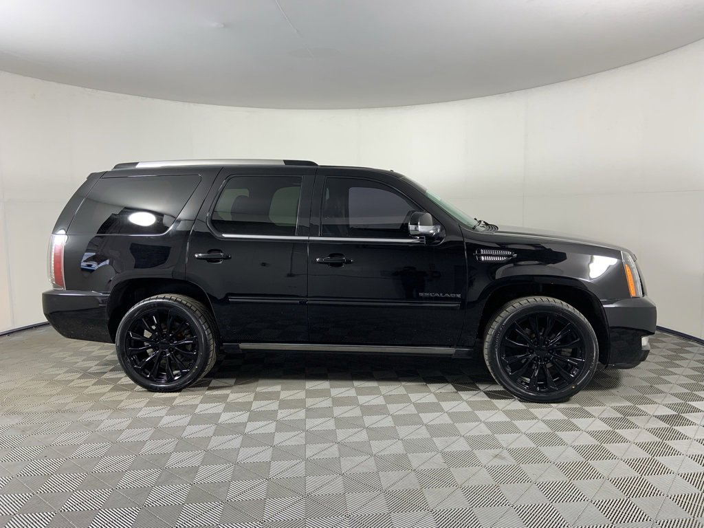 Used 2013 Cadillac Escalade Premium image 2
