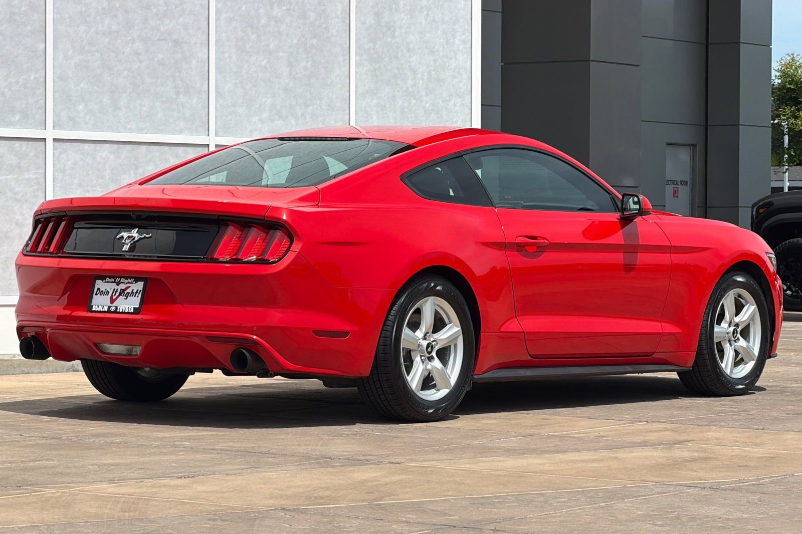 Used 2017 Ford Mustang Coupe RWD image 4