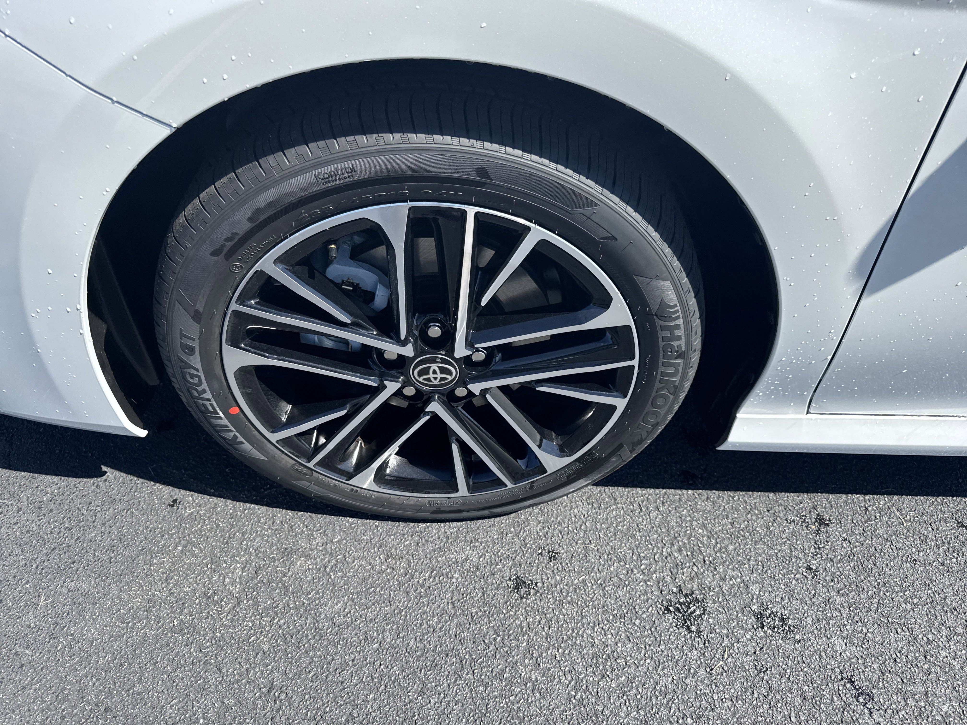 Used 2025 Toyota Camry XLE FWD image 9