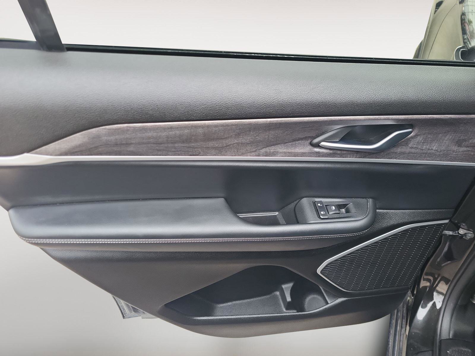 Used 2022 Jeep Grand Cherokee L Limited image 18