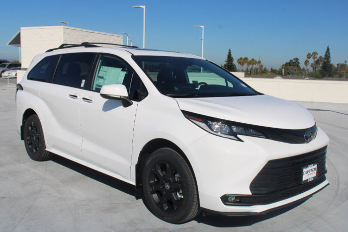 New 2026 Toyota Sienna XLE Woodland Edition AWD/4WD image 2