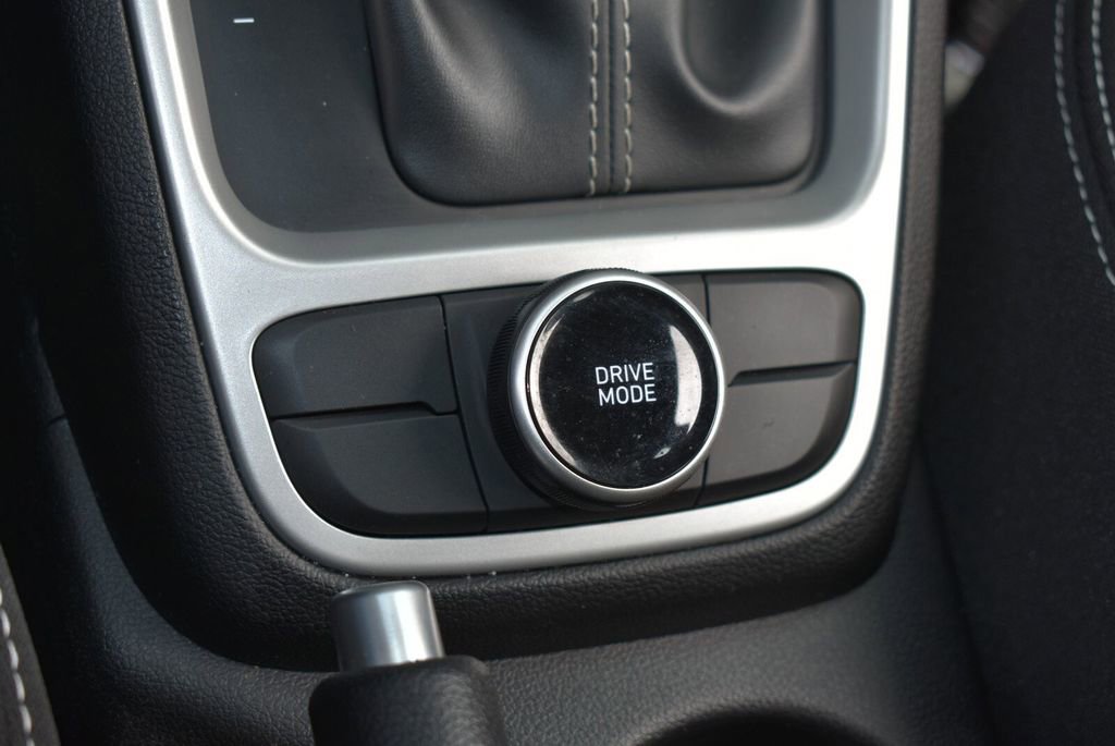 Used 2024 Hyundai Venue SEL FWD image 18