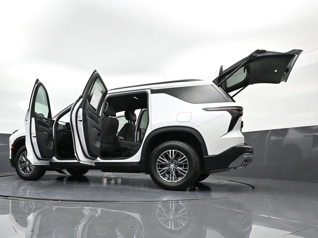 Used 2024 Chevrolet Traverse LT image 47