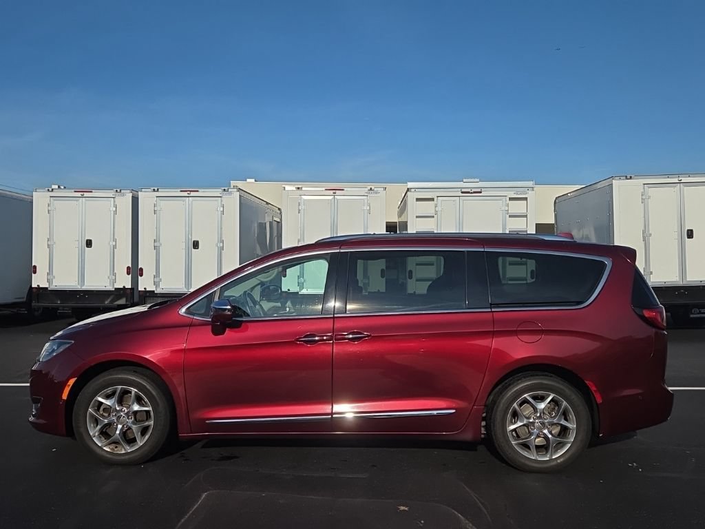 Used 2017 Chrysler Pacifica Limited w/ UConnect Theater Package FWD image 8