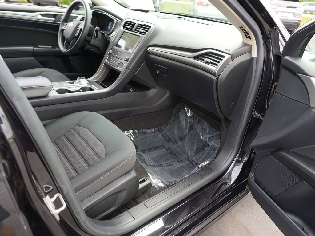 Used 2020 Ford Fusion SE FWD image 29