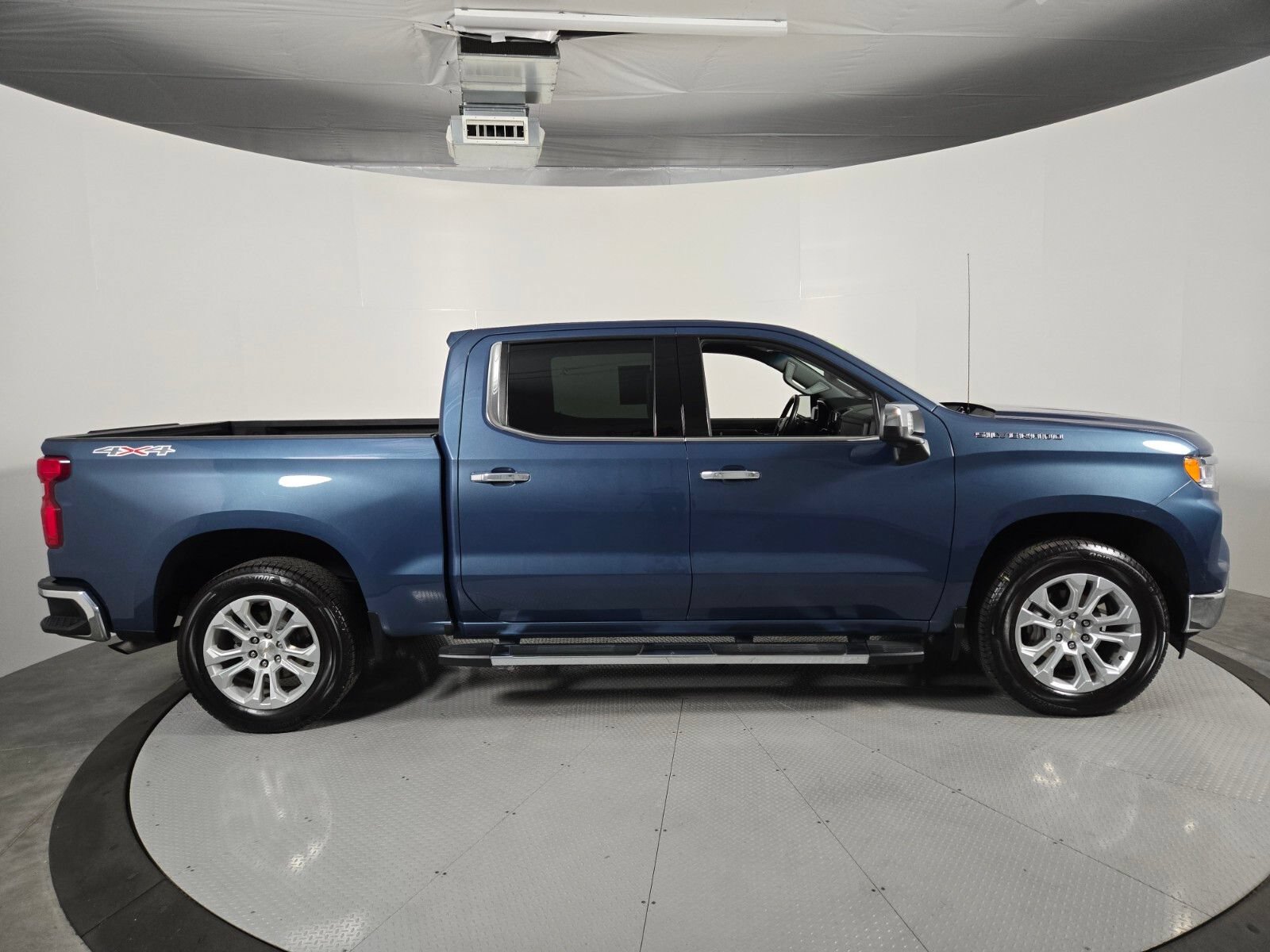 Used 2024 Chevrolet Silverado 1500 LTZ AWD/4WD image 3
