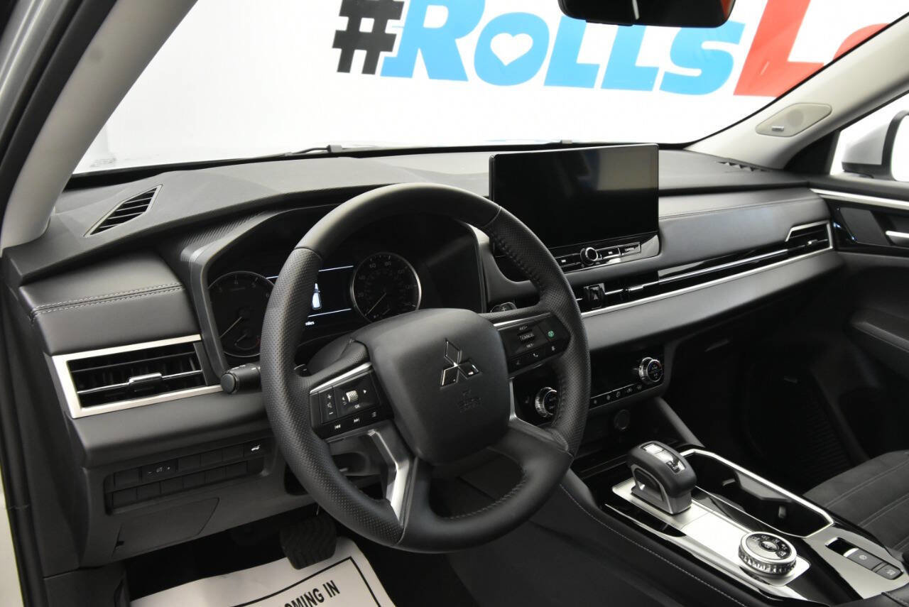 Used 2025 Mitsubishi Outlander SE image 11