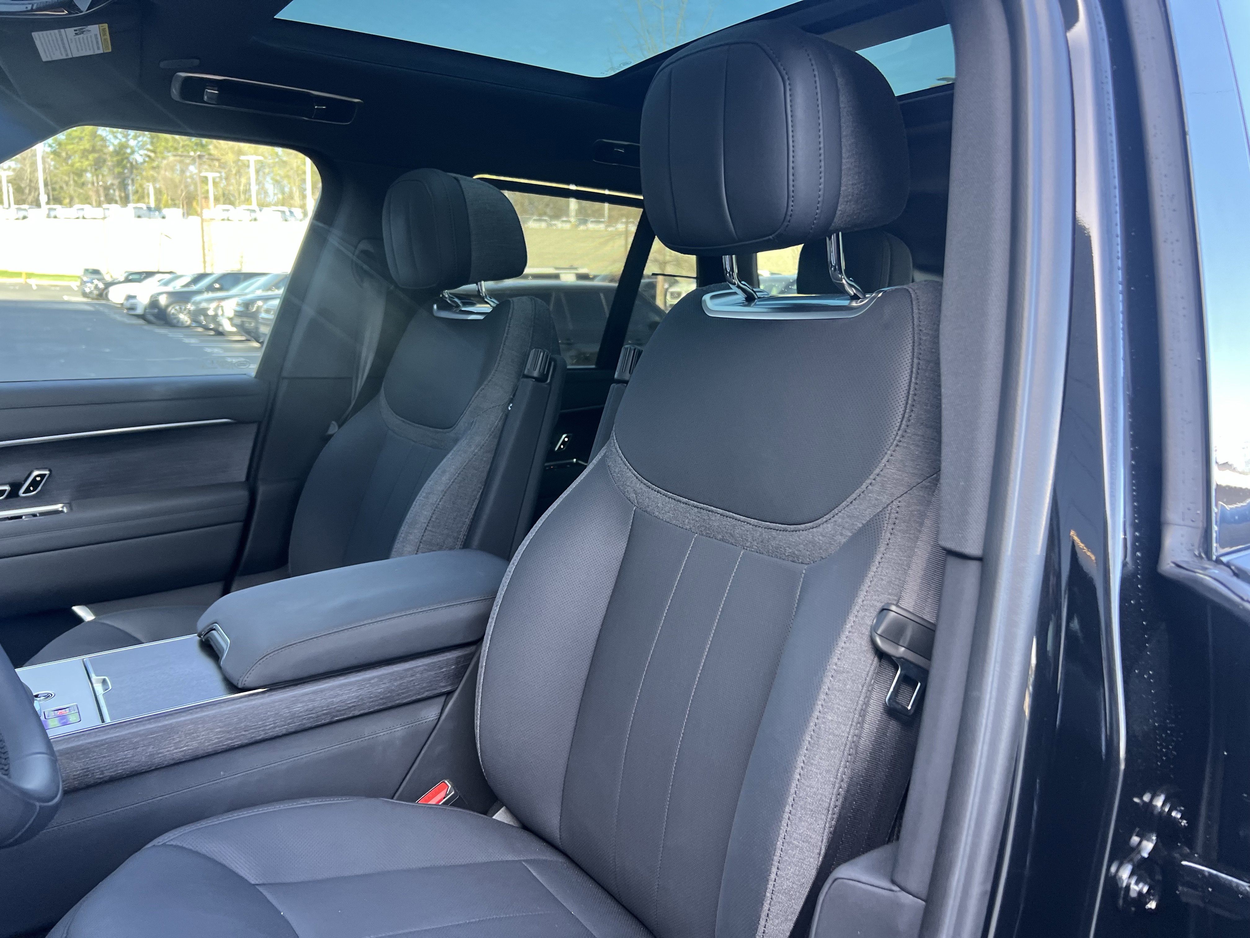 Used 2025 Land Rover Range Rover SE image 13