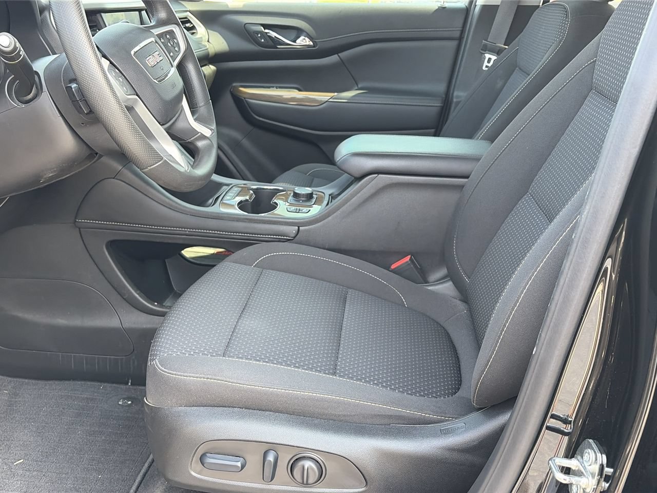 Used 2023 GMC Acadia SLE w/ Driver Convenience Package FWD image 17