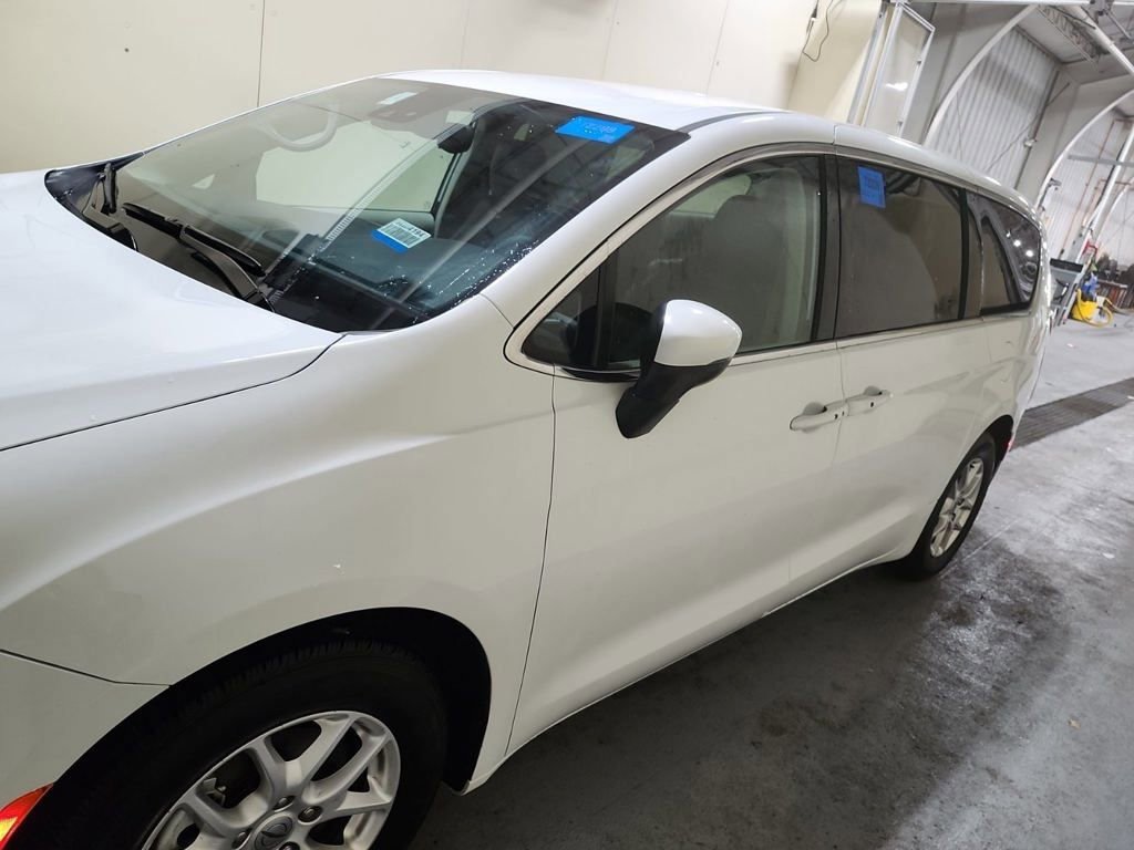 Used 2023 Chrysler Pacifica Touring-L FWD image 2
