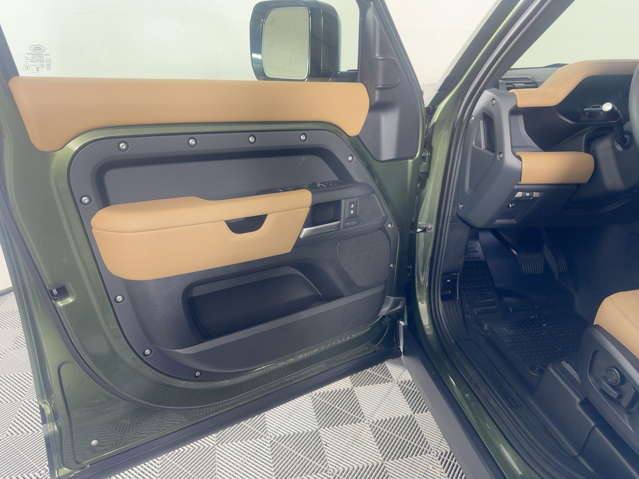 New 2026 Land Rover Defender 110 X-Dynamic SE image 4