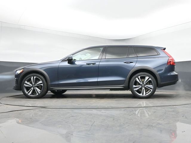 Used 2023 Volvo V60 B5 Cross Country Plus image 39