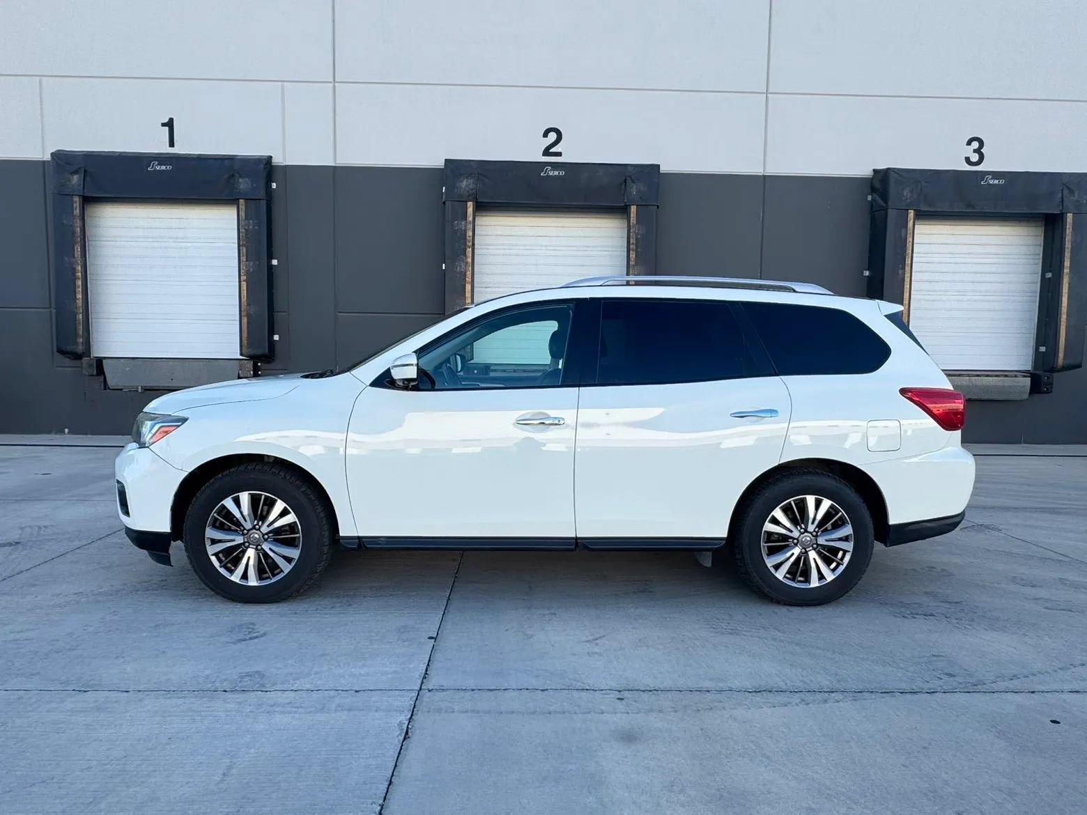 Used 2020 Nissan Pathfinder SL AWD/4WD image 2