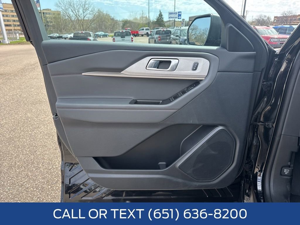 Used 2025 Ford Explorer Active AWD/4WD image 28