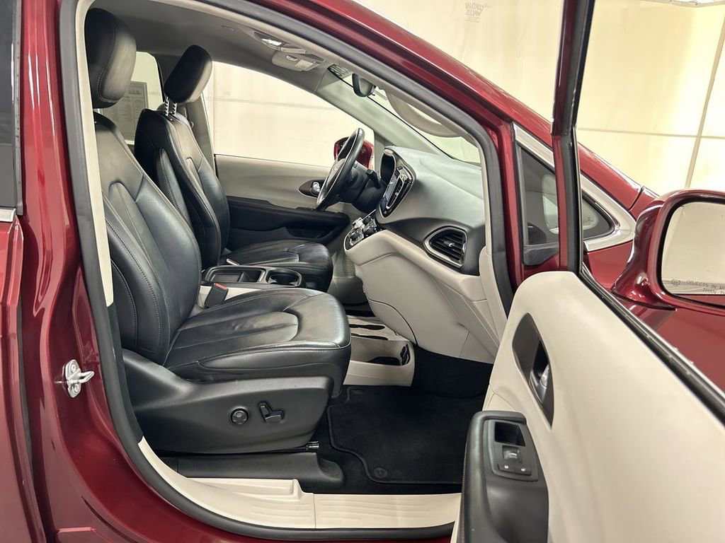 Used 2018 Chrysler Pacifica Touring-L w/ Tire & Wheel Group image 24
