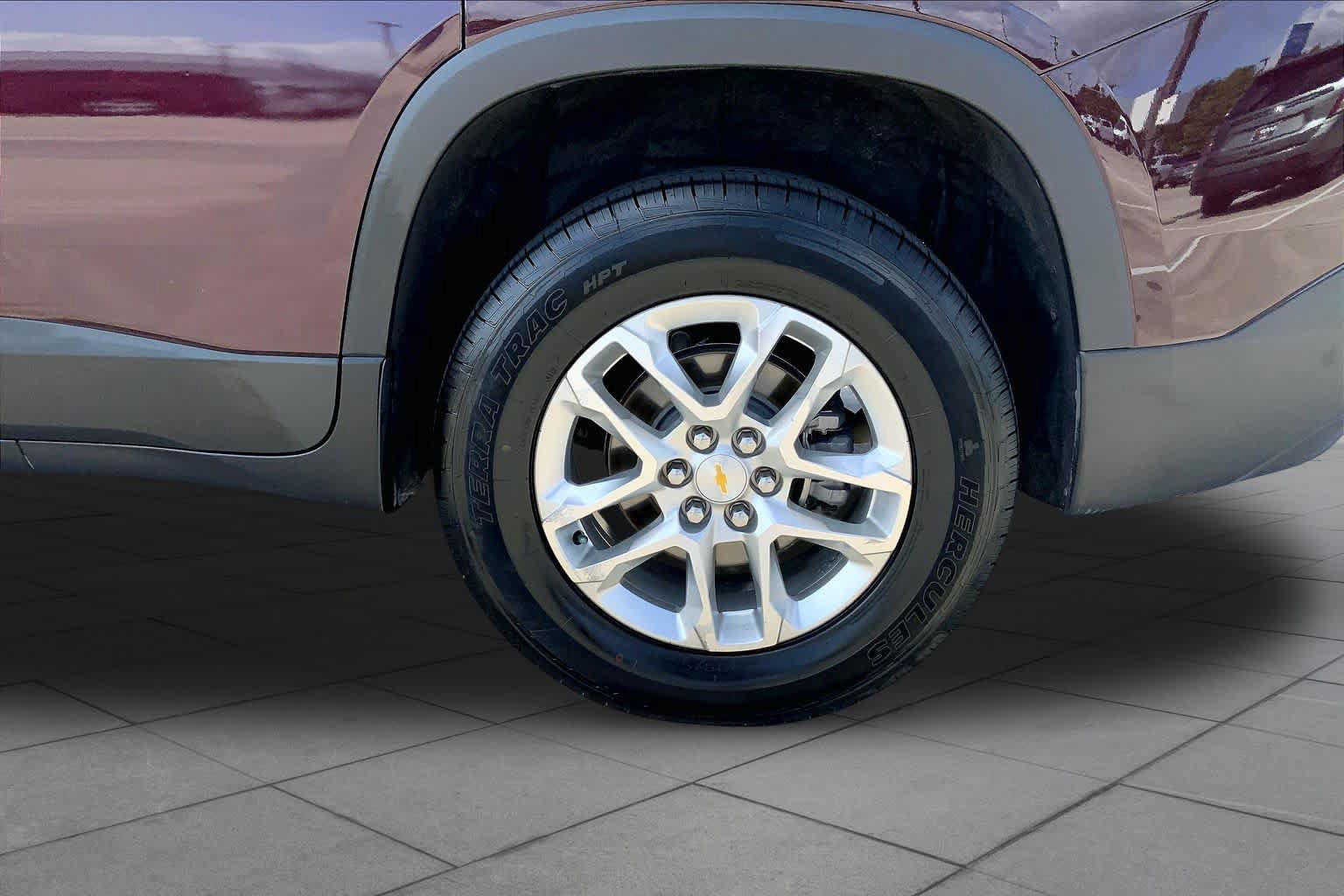 Used 2018 Chevrolet Traverse LT FWD image 11