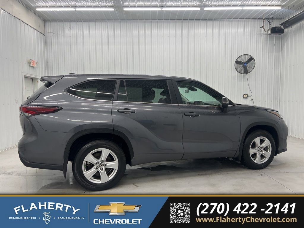 Used 2024 Toyota Highlander LE image 2