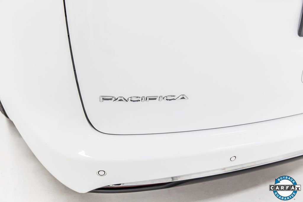 Used 2023 Chrysler Pacifica Touring-L image 11