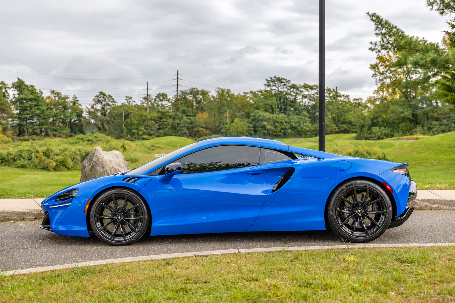 Used 2024 McLaren Artura RWD image 38