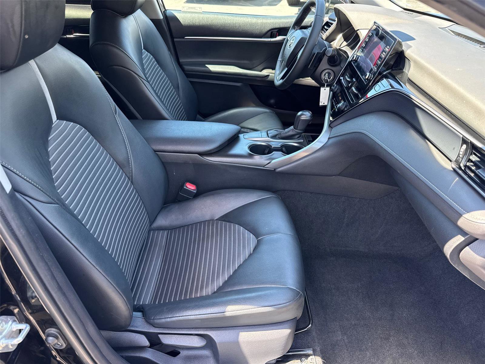 Used 2022 Toyota Camry SE w/ Carpet Mat Package (TMS) image 16