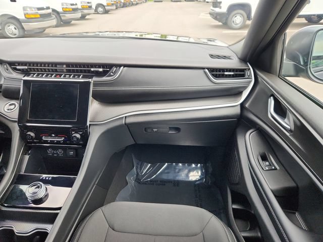 Used 2025 Jeep Grand Cherokee Laredo AWD/4WD image 24