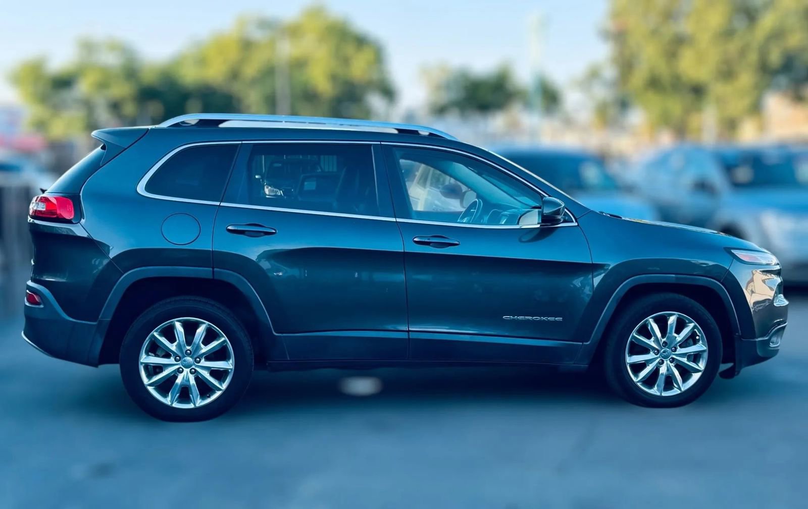Used 2016 Jeep Cherokee Limited image 5