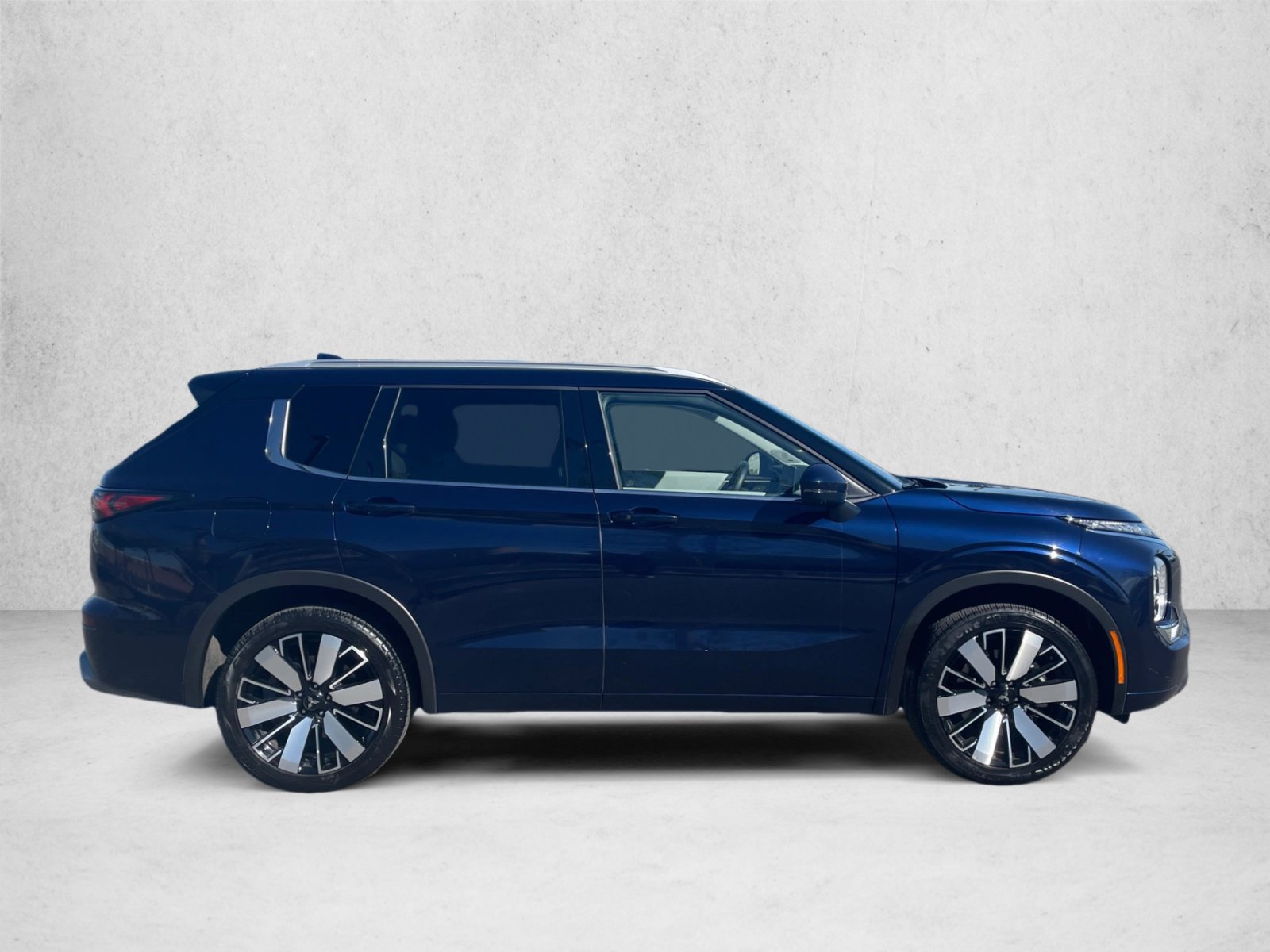 Used 2025 Mitsubishi Outlander SEL FWD image 4