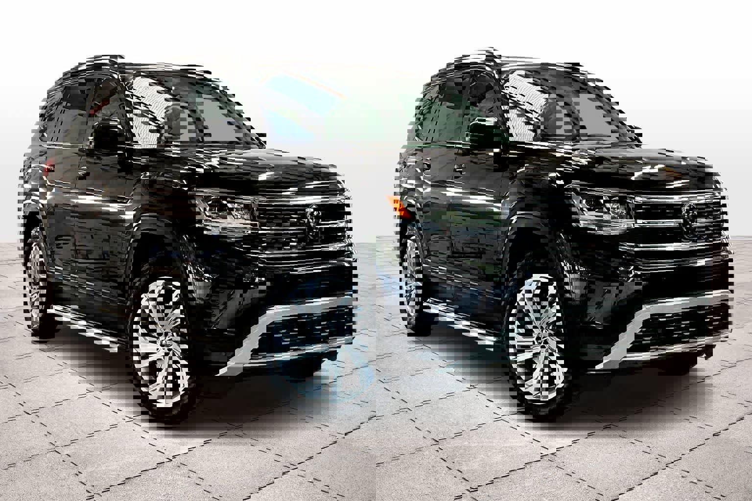 Used 2023 Volkswagen Atlas SE w/ Panoramic Sunroof Package image 2