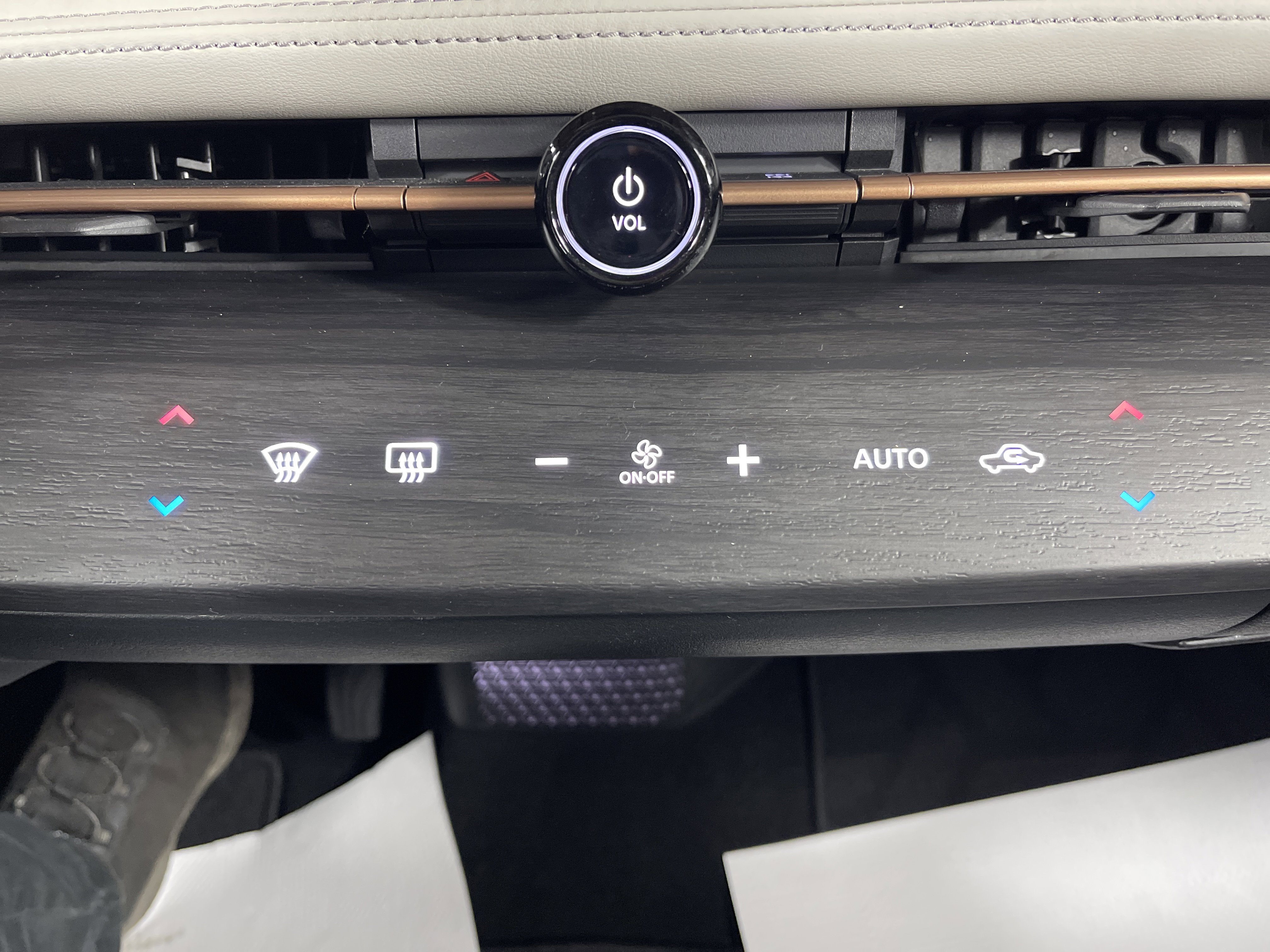 Used 2023 Nissan Ariya AWD image 25