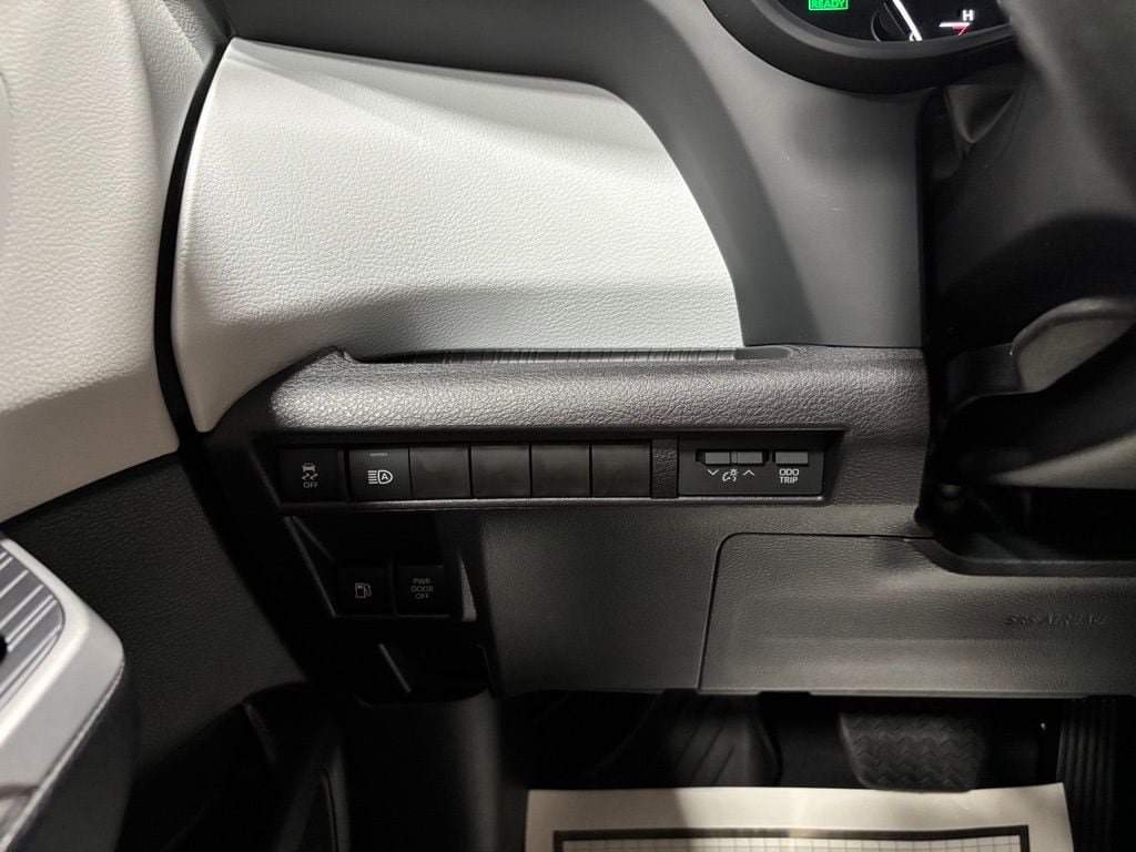 Used 2026 Toyota Sienna LE FWD image 17