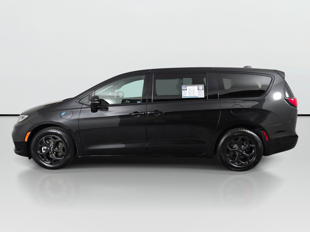 Used 2023 Chrysler Pacifica Limited w/ Uconnect Theater Family Group FWD image 6