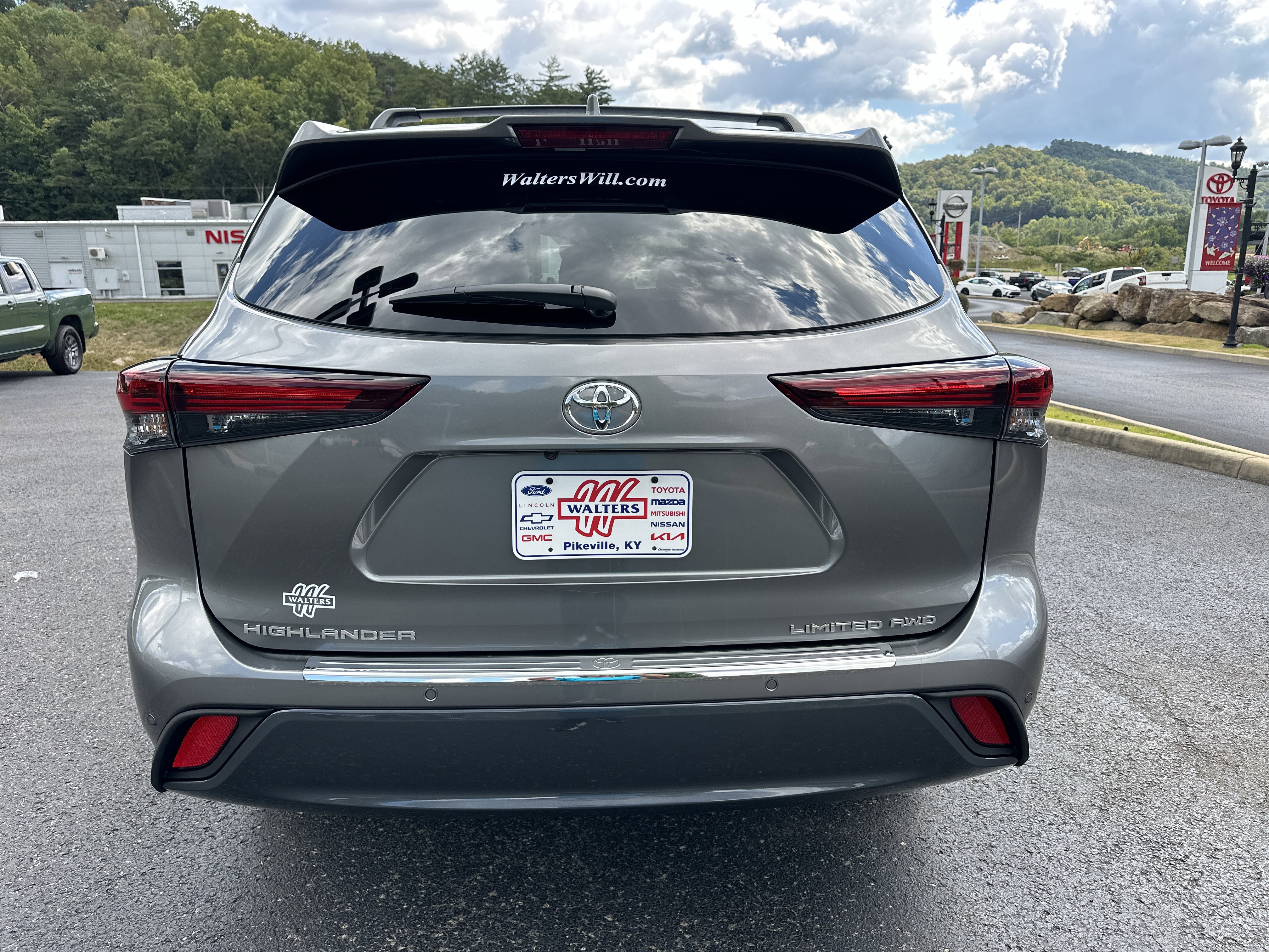 New 2025 Toyota Highlander Limited image 6